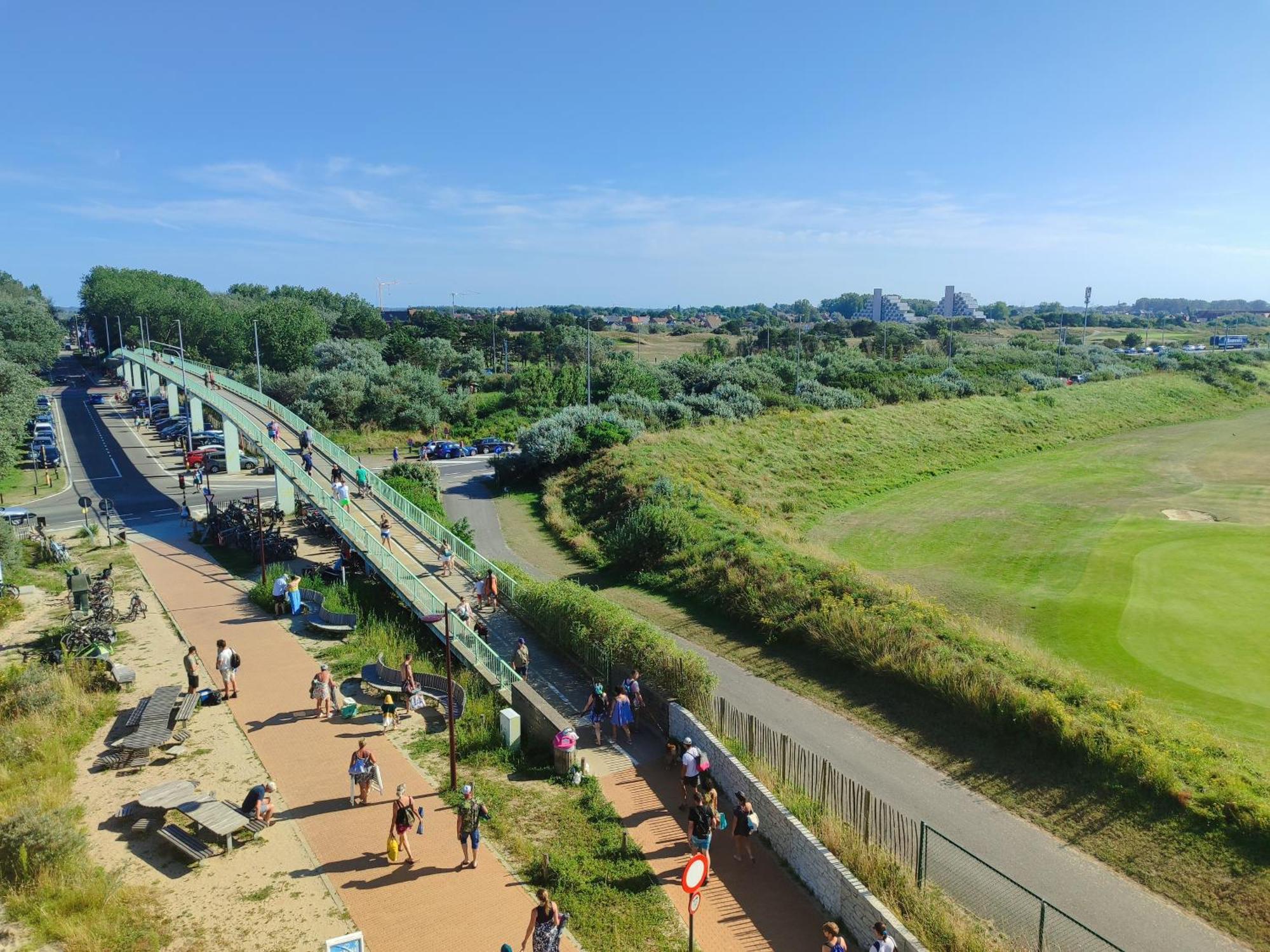 Zonnig Appartement In Een Uniek Gebouw De Haan Bagian luar foto